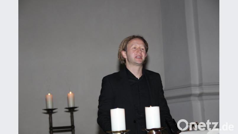 „Zu hellen und auch dunklen Zeiten sind Worte, Gebet und vor allem die Musik die wohl besten Öffner zu uns selbst, ja zu unserem Innersten und zu Gott“, machte Pfarrer Bernd Schindler eingangs der musikalischen Andacht &quot;Musik bei Kerzenschein&quot; in der Paulanerkirche bewusst. Bild: ads