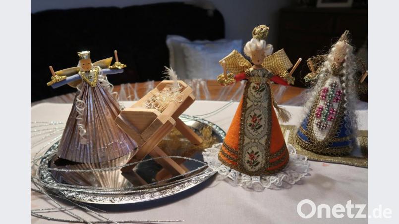 Auch die drei kostbaren Engel aus dem Erzgebirge zieren alljährlich das Deinzer-Stübchen. An ihnen erfreut sich Maria besonders, denn sie verkörpern echtes Zwickauer Kunstgewerbe. Bild: rha