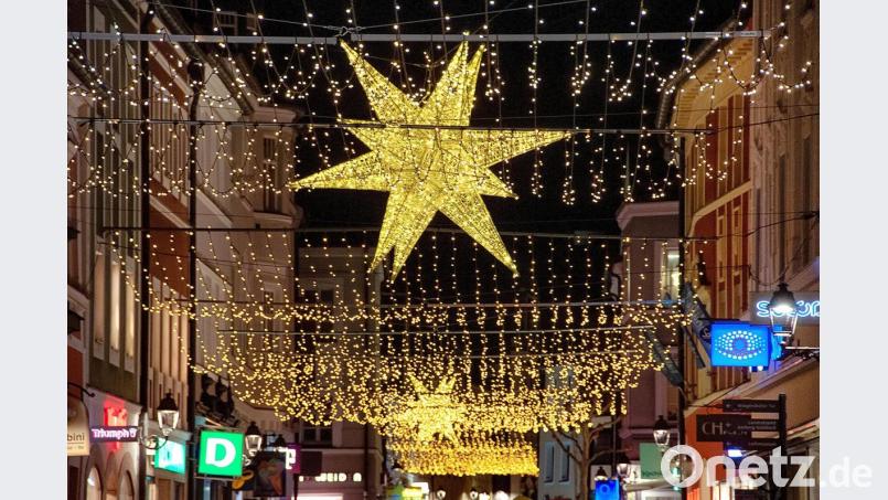 In der Fußgängerzone in Amberg leuchten Sterne und ein Netz aus Lichtern als Weihnachtsbeleuchtung. Bild: Alexander Unger