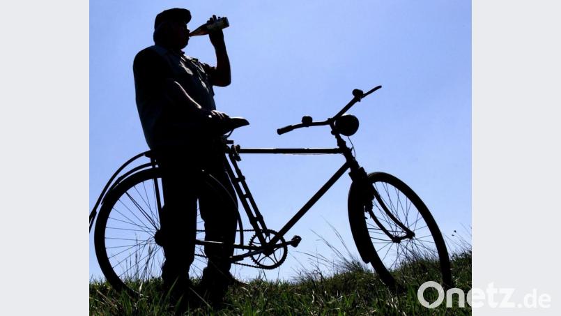 Betrunken auf dem Fahrrad (Symbolbild): Ein Amberger wollte mit 5,2 Promille aufs Rad steigen. Symbolbild: Patrick Pleul/dpa