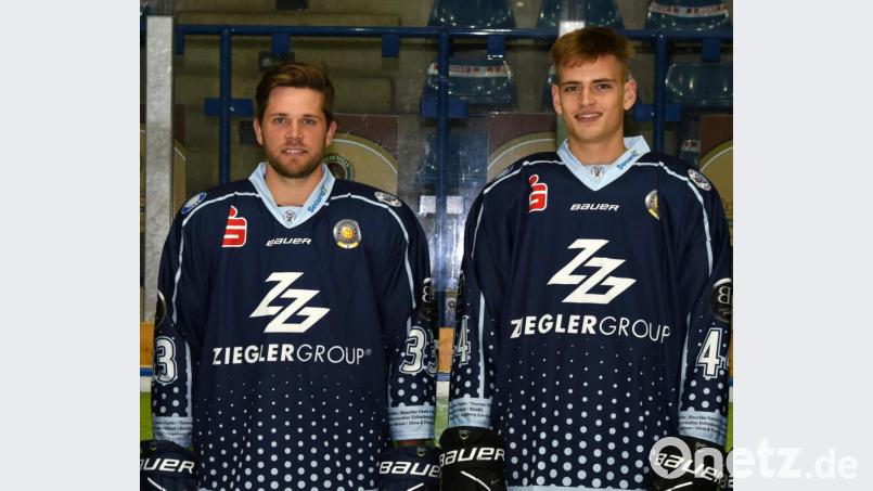 Das war’s für Nick Latta (links) und Adrian Klein (rechts) im Trikot der Blue Devils. Die beiden Leihspieler sind ab sofort fest beim DEL-Klub Straubing Tigers eingeplant. Bild: gb