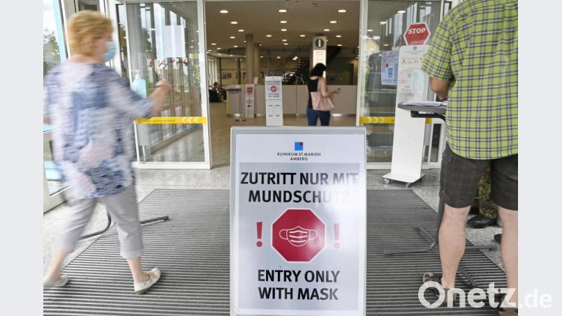 Im Frühjahr, als dieses Bild entstand, waren die Hosen kurz, aber der Hinweis im Eingangsbereich des Klinikums St. Marien Amberg gilt immer noch: Besucher müssen überall im Haus eine Corona-Maske tragen. Auch in den Patientenzimmern. Archivbild: Petra Hartl