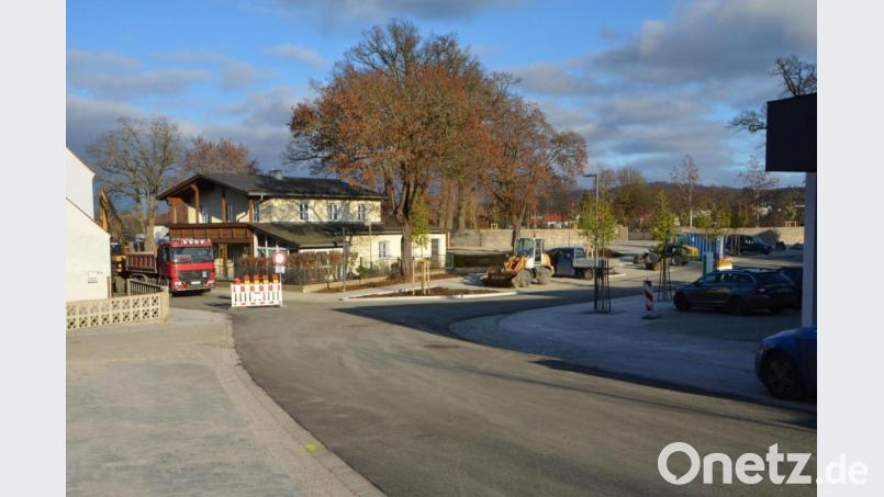 Noch sind die Arbeiter der Baufirma Richard Schulz aus Pfreimd am Montag mit Kanalbauarbeiten am Fluderweg beschäftigt. Doch am Dienstag wird die Pleysteiner Straße wieder für den Verkehr freigegeben, auch wenn punktuell noch Restarbeiten zu erledigen sind. Bild: dob