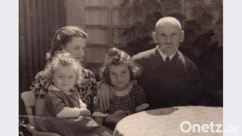 Von ihrem Urgroßvater Hermann Wolf hat Maria Deinzer ein Kulturgut der besonderen Art geerbt, eine überdimensionale Weihnachtspyramide, die damals selbst im Erzgebirge ihres gleichen suchte. Das Bild aus dem Jahr 1943 zeigt den Hobbykünstler im fortgeschrittenen Alter mit seinen Urenkelinnen Maria (links) und ihrer Schwester Rosemarie, beide auf dem Schoß ihrer Tante Annemarie sitzend. Bild: rha