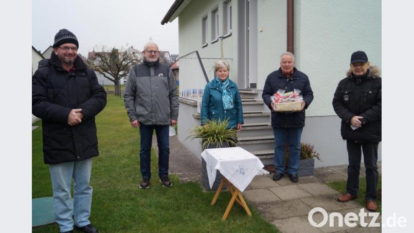 Die Kirchenverwaltung mit Pfarrer Thomas Stohldreier und Kirchenpfleger Gerhard Loreth (von links) sowie Pfarrgemeinderatssprecher Ernst Lenk senior (rechts) gratulieren Mesner Jakob Fritsch (mit Frau Christine) zum 75. Geburtstag. Bild: du