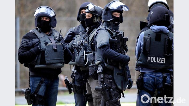 Eine Wodkaflasche hat einen größeren Einsatz in Nürnberg ausgelöst. Symbolbild: Marius Becker/dpa