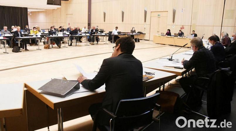 Im &quot;Sitzungssaal Max-Reger-Halle&quot; präsentiert Baudezernent Oliver Seidel den Stadträten einen detaillierten Zeitplan zum geplanten Gewerbegebiet West IV. Bild: rg