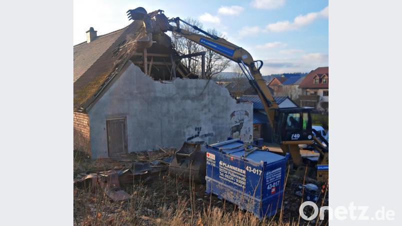 .Stück für Stück reißt der Bagger unaufhaltsam Dach und Mauerwerk ab. In wenigen Tagen wird das ehemalige Gasthaus „Goldener Hirsch“ vollkommen von der Bildfläche verschwunden sein. Bild: ld