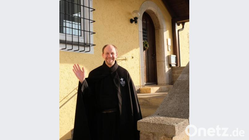 Mit dankbarem Gruß, aber auch Freude auf künftige Aufgaben, verabschiedet sich Bruder Franziskus M. Zellner vom Miesbergkloster vor der Klosterpforte. Bild: mab