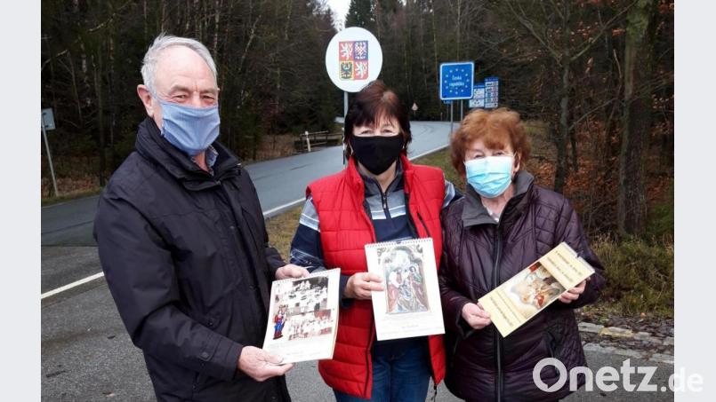 Das Bild zeigt die Übergabe der Kalender am Grenzübergang Mähring (von links): Herbert Konrad, Vorsitzender des Fördervereins, Frau Hanni Lieblova von der Druckerei Liebl-Druck in Plan und Rosa Schöner, Mitglied des Fördervereins. Bild: exb