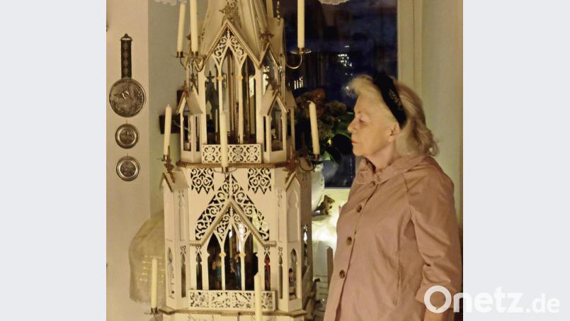 Maria Deinzer blickt ehrfurchtsvoll auf ihr wunderbares Erbstück, ein Bestandteil der Volkskunst aus dem Erzgebirge. In diesem Jahr wird sie am Heiligen Abend wieder Licht und Wärme verbreiten. Bild: rha