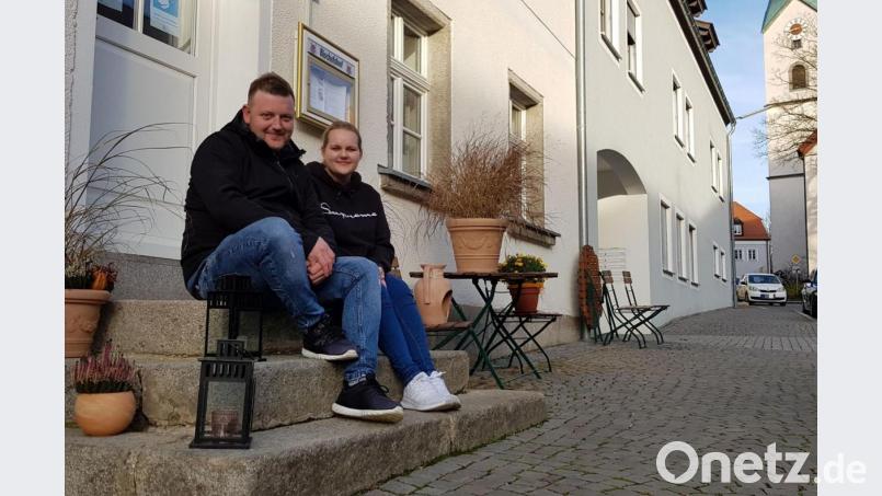 Christian Reichl und Lena Vollath von der Lottner Stubn in Waldthurn fürchten wegen des Lockdowns der Gastronomie um ihre Existenz. Wie lange sie noch durchhalten können, wissen sie nicht. Auf eine Entschädigung hoffen sie nach eigener Einschätzung nicht. Bild: Sonja Kaute