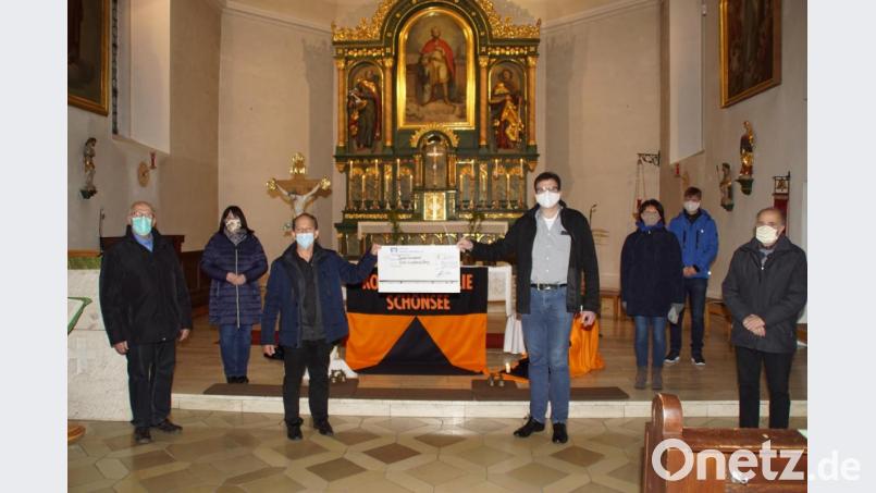 2000 Euro als Spende überreichte KF-Vorsitzender Hans Herrmann (Dritter von links) an Pfarrer Wolfgang Dietz für die Renovierung der Pfarrkirche. Bei der Übergabe dabei waren auch Mitglieder der Vorstandschaft, Gemeindereferent Christian Glaser (Zweiter von rechts) und KF-Bezirksvorsitzenden Willibald Nesner (links). Bild: mmj