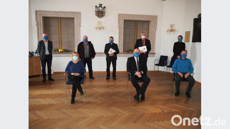Ehrung auf Distanz: Landrat Andreas Meier verabschiedet langjährige Mitarbeiter. Bild: krb