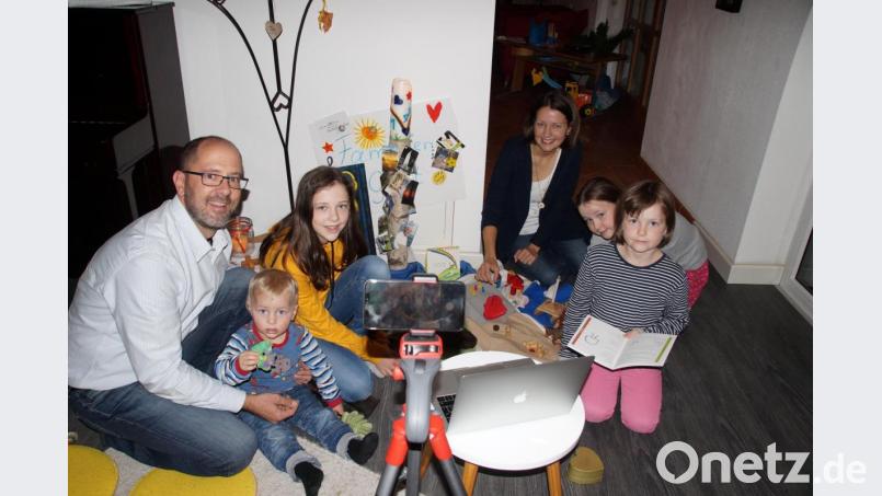 Thomas, Ronjo, Marie, Kathrin, Mona und Finja Völkl (von links) bereiten sich auf die Dreharbeiten für das Online-Familiengebet vor. Bild: kaz