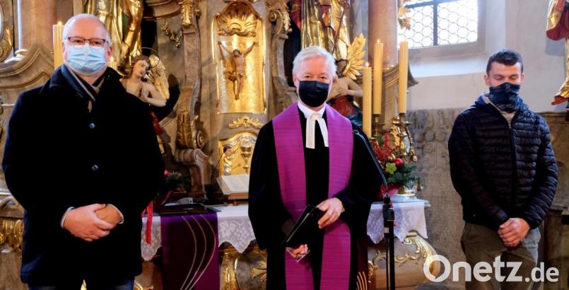 Gert Münchmeier (von links, mit Pfarrer Wilfried Römischer) rückt für Peter Jakob in den Kirchenvorstand der evangelischen Pfarrgemeinde St. Johannes Baptista nach. Bild: le