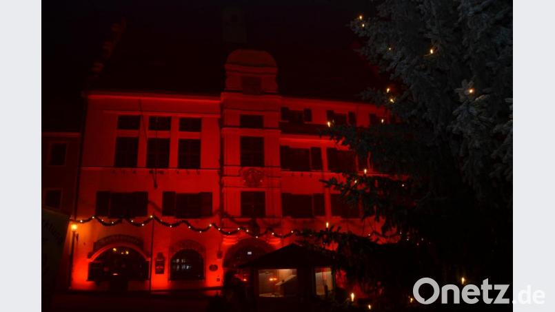 Das Rathaus erstrahlt ebenfalls in Rot. Bild: dob