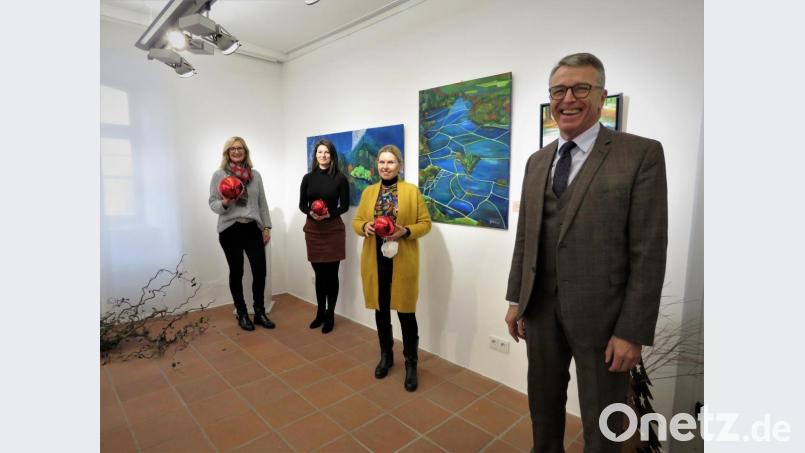 Im Ausstellungsraum des MQ haben sich nur Herta Zölch, Museumsleiterin Stefanie Süß, KVT-Vorsitzende Petra Schicker und Bürgermeister Franz Stahl (von links) zu einem kurzen Pressegespräch getroffen. Die Kunstwerke der Ausstellung können aber von allen besichtigt werden. Ab sofort gibt es jeden Tag ein Kunstwerk im virtuellen Kunst-Adventskalender. Bild: ubb