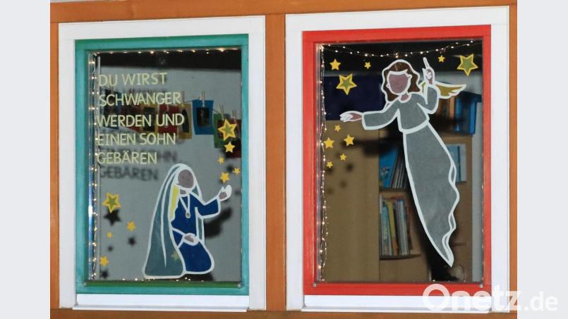 Das erste Adventsfenster am St.-Elisabeth-Kindergarten zeigt die Jungfrau Maria und den Erzengel Gabriel Bild: njn