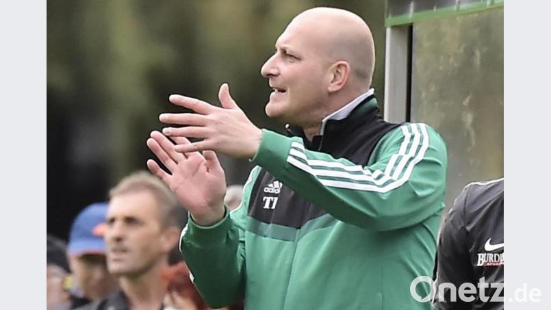 Seit sechs Jahren ist Tobias Rösl (Bild) Sportdirektor bei der DJK Ammerthal. Nach dem Rücktritt von Jörg Gottfried war er in den letzten vier Spielen vor der Winterpause auch Interimstrainer des Bayernligisten und betreute zusammen mit Maximilian Reichenauer die Mannschaft. 

Saison: 2020/21

Bild: Ziegler Archivbild: Hubert Ziegler