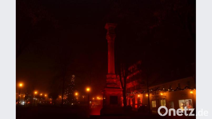 Im Nebel zauberte die rote Leuchtfarbe am Kriegerdenkmal eine schummrige Atmosphäre. Bild: dob