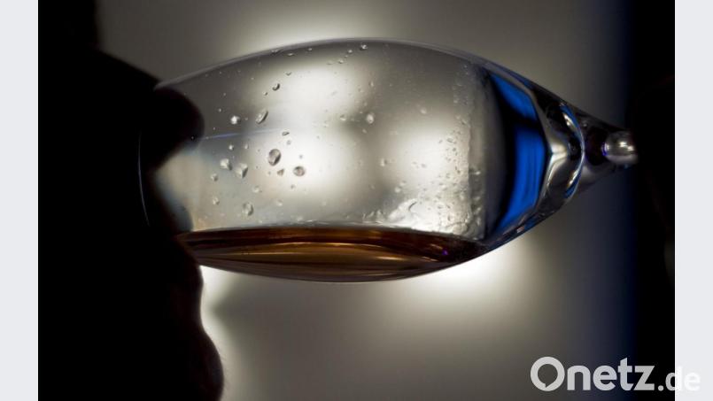 Eine Frau trinkt ein Glas Wein (Symbolbild): Die Auswirkungen von Alkohol sind von Mensch zu Mensch unterschiedlich. Aber ab drei Promille wird es lebensgefährlich. Symbolbild: Daniel Naupold/dpa