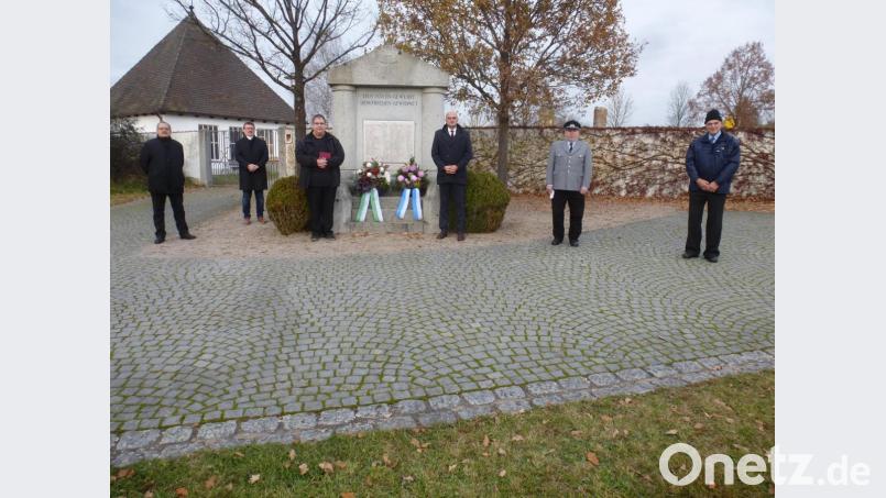 An der Gedenkfeier nahmen (von links) Franz Stockerl, Andreas Immervoll, Pfarrer Markus Urban, Bürgermeister Maximilian Beer, Gerhard Würl und Anton Turban teil. Bild: mad