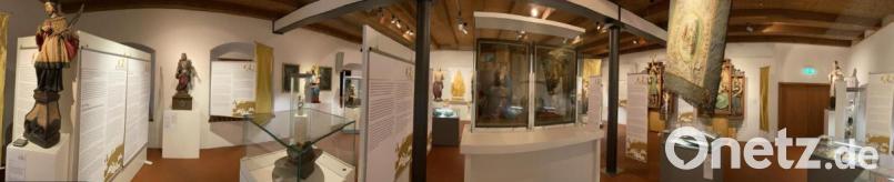 Eine Panoramaaufnahme zeigt im Rundumblick die fertige &quot;AllerHeiligen&quot;-Ausstellung im Castillon-Saal des Stadtmuseums. Im Zentrum steht eine spezielle Vitrine mit den Leihgaben aus Regensburg. Bild: aub