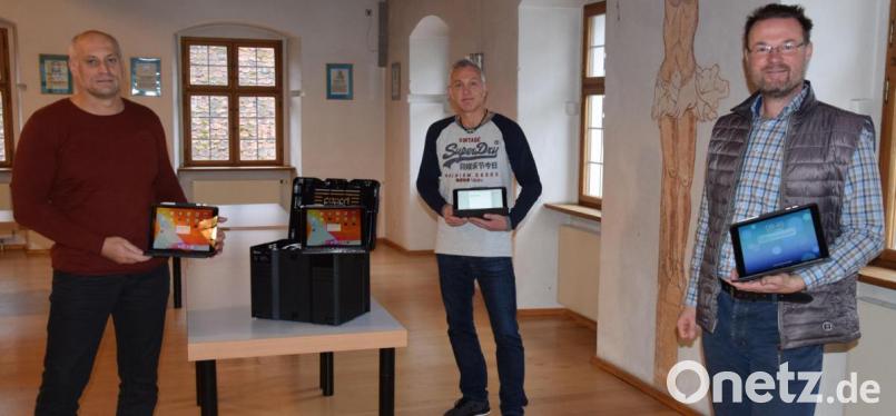 Die Ausstattung der Lauterachtal Grundschule in Hohenburg wurde um 16 Tabletts und fünf Laptops ergänzt. 18000 Euro hat der Kämmerer dafür überwiesen. von links Projektbetreuer Hubert Harrer, Jürgen Drahota von der Arados GmbH aus Sulzbach-Rosenberg und Bürgeermeister Florian Junkes bei der Übergabe der modernen Kommunikationsmittel Bild: bö