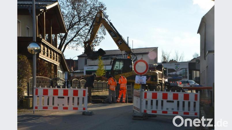 Am Montag wurde noch schnell ein defekter Kanal im Fluderweg erneuert, damit der Einmündungsbereich in die Pleysteiner Straße freigegeben werden kann. Bild: dob