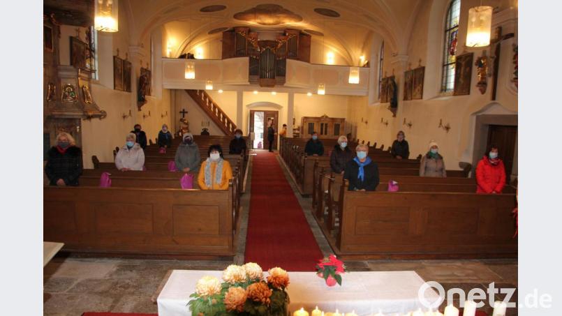 In der Pfarrkirche St. Katharina ehrte der Katholische Frauenbund Mähring langjährige Mitglieder. Unser Bild zeigt die Geehrten stehend in den Kirchenstühlen. Die Abstandsregeln wurden sorgfältig eingehalten. Bild: kro