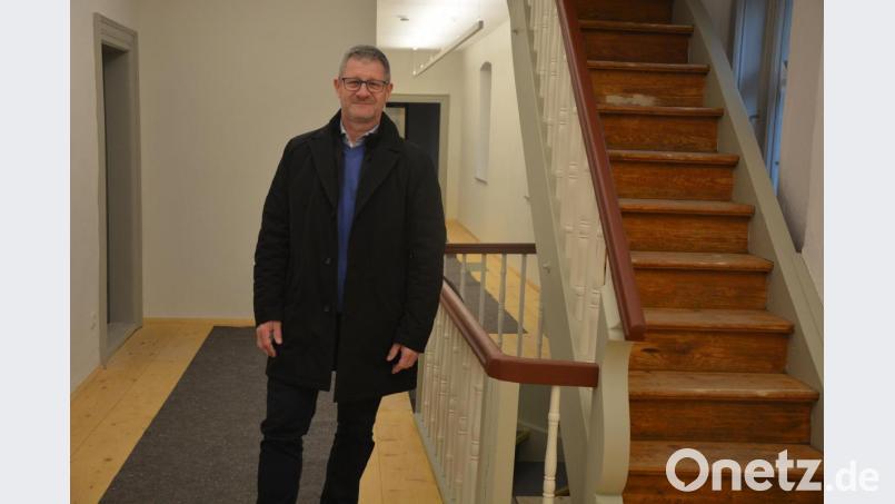 Seit der Gründung im Januar 2010 steht Uwe Rosner an der Spitze des Fördervereins &quot;Informations- und Begegnungszentrum Konnersreuth&quot;. Das Bild entstand im im Treppenhaus des künftigen Theres-Neumann-Museums. Bild: jr