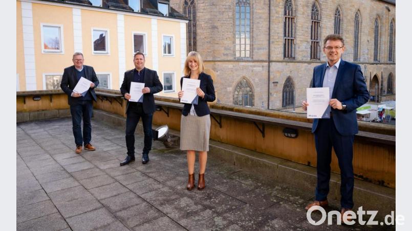 Bei der Vorstellung der neuen Vorsorgebroschüre (von links): Oberbürgermeister Michael Cerny, der Marketingleiter der Volksbank-Raiffeisenbank Tom Retzer, Sabrina Liermann von der Seniorenstelle der Stadt Amberg und Bankvorstand Andreas Reindl. Bild: Simon Wiesner, Stadt Amberg/exb
