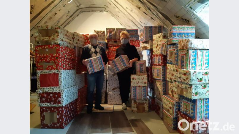 Das Dachgeschoß nutzte Evi Weißmann (rechts) um ihre 90 Weihnachtspakete, mit der sie die Aktion „Für das Leben und die Hoffnung“ von Hans Karl (links) für Hilfs-bedürftige in Bosnien-Herzegowina unter-stützt, lagern zu können. Bild: gpa