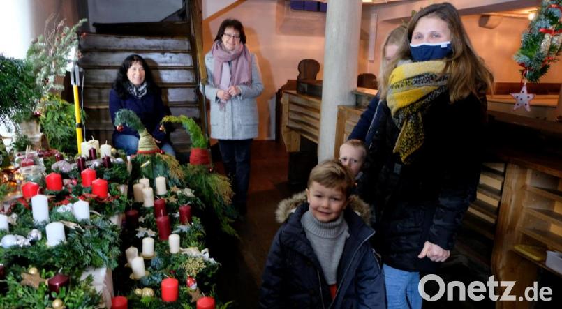 Die Mitglieder des Evangelischen Frauenbundes legen kräftig Hand an und bauen einen prächtigen Adventsbasar der auf der ersten Empore in der Pfarrkirche auf Kerstin Sommermann (von links) war dabei eine tüchtige Mithelferin, wofür sich Vorsitzende Christa Riedel besonders dankte. Die Kauflust der Gläubigen führte schließlich zum Totalausverkauf. Bild: le