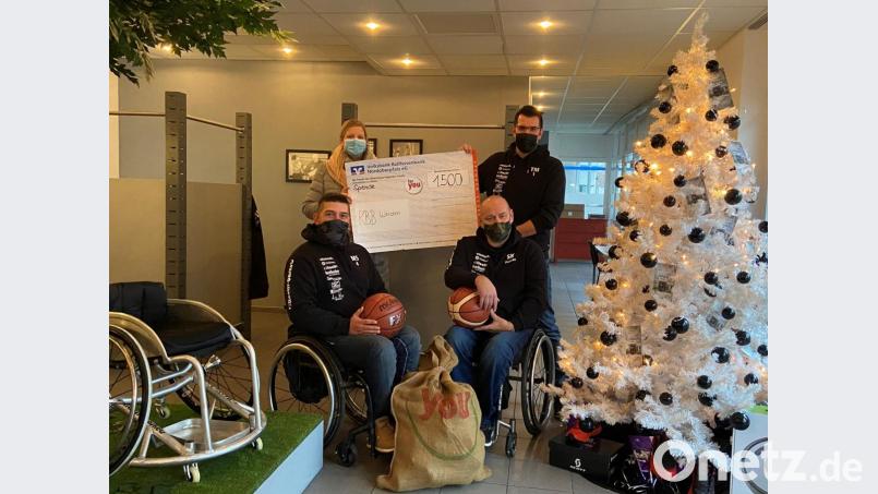 Den Scheck übergeben Anja Reber und Thomas Mückl an (vorne, von links) Spieler und Assistenztrainer Michael Stangl sowie Trainer Stefan Kessler. Bild: Katharina Groß