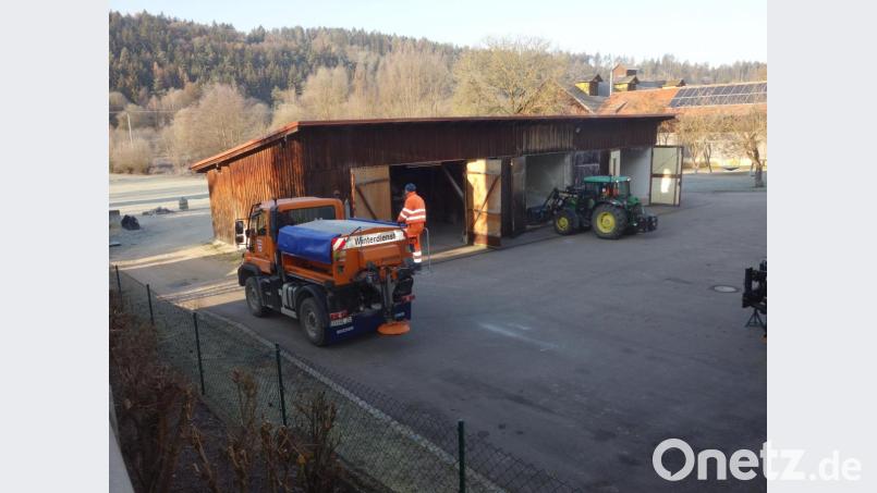 Die neue, große Halle für den gemeindlichen Bauhof soll unterhalb des Rathauses anstelle der jetzigen Gebäude errichtet werden. Bild: tra