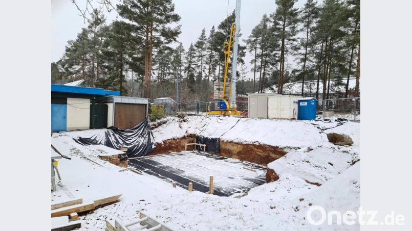 Der Umriss des neuen Chemiegebäudes ist bereits ausgehoben und wird vom ersten Schnee bedeckt. Der Bauausschuss beschloss eine Erweiterung. Bild: sne
