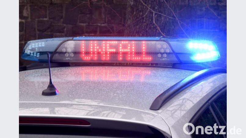 Die Leuchtschrift „Unfall“ ist auf dem Dach eines Streifenwagens der Polizei zu sehen. Bild: Carsten Rehder/dpa