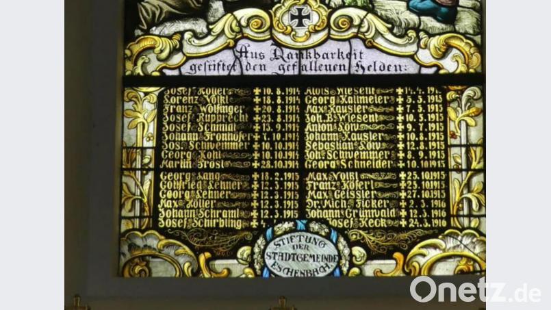 Das Nordfenster mit betenden Soldaten und den von Juli 1916 bis Oktober 1918 ums Leben gekommenen Soldaten zeigt auch die Maria-Hilf-Bergkirche. Bild: rn