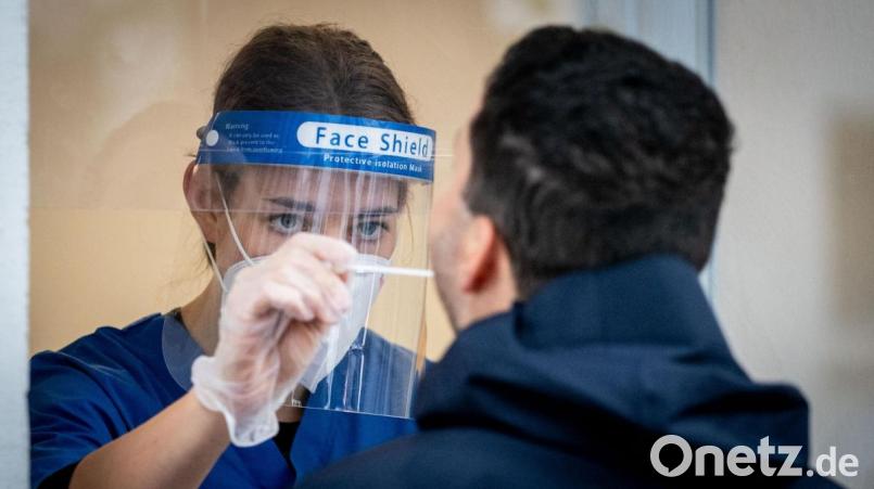 Eine Arzthelferin nimmt einen Abstrich für einen PCR-Corona-Test. Symbolbild: Kay Nietfeld/dpa