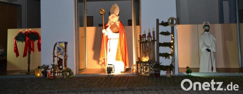 Das erste Adventfenster wurde am Pfarrheim am Kirchplatz geöffnet. Die Gestaltung hatte der Pfarrgemeinderat übernommen. Bild: gi