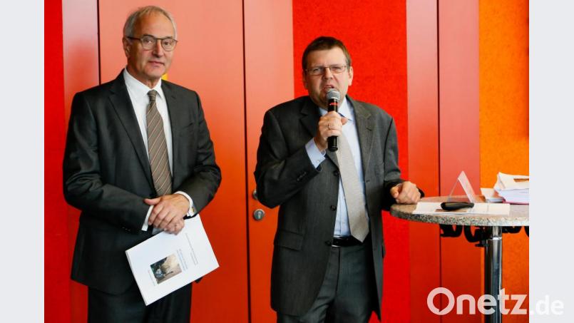 Diplomingenieur Werner P. Bauer (links) und Professor Mario Mocker stellten 2019 eine Studie zur Klimabilanz des Müllkraftwerks vor. Für die wissenschaftliche Arbeit gab es nun den Zukunftspreis der &quot;Partner für den Landkreis&quot; in der Sparte &quot;Kooperation Hochschule und Wirtschaft&quot;. Archivbild: Hösamer