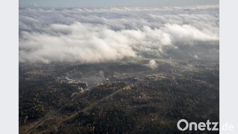 Im Herbst und Winter lassen tief hängende Wolken, Raureif und Schnee den Steinbruch und die umliegenden Wälder am Teichelberg besonders reizvoll erscheinen. Luftbild: mür