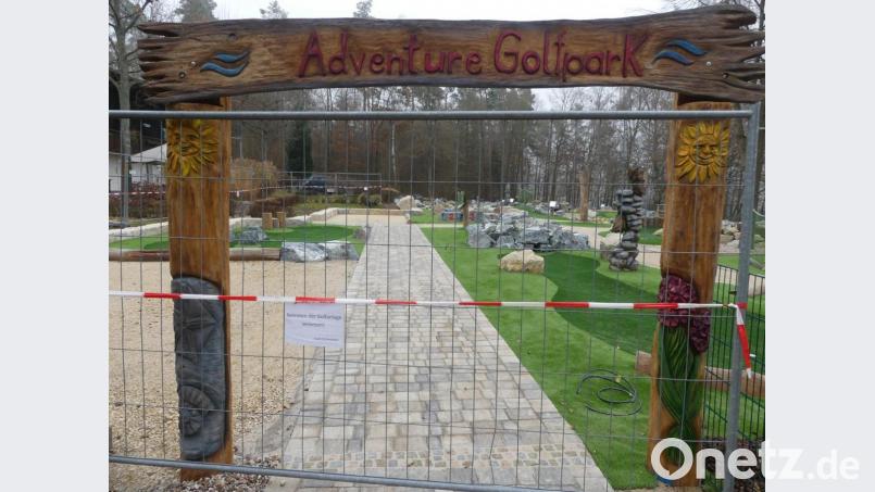 Neben diesem Eingangstor soll ein Häuschen errichtet werden, in dem die Besucher der Adventure Golfanlage neben den Golfschlägern auch Getränke erhalten können. Bild: rn