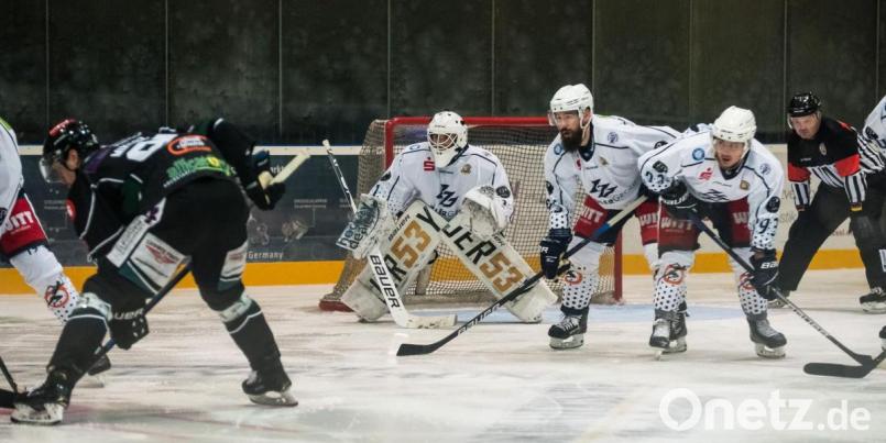 Goalie Timon Bätge (Mitte) machte am Dienstag sein erstes Spiel für die Blue Devils. Der 21-Jährige lieferte eine gute Leistung ab, die 1:3-Niederlage beim Höch-stadter EC konnte er aber nicht verhindern. Bild: Andreas Klupp