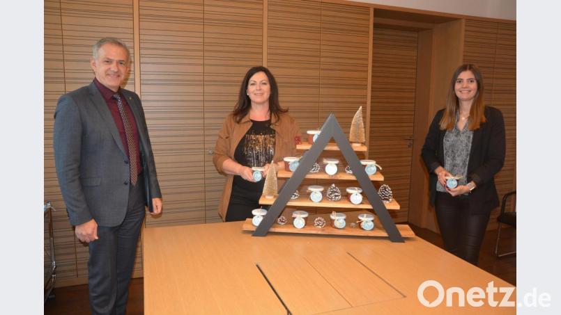 Lichtblicke-Schirmherrin Claudia Grillmeier (Mitte), hier mit Ehemann und Landrat Roland Grillmeier und Isabel Sommerer vom Regionalmanagement des Landratsamtes, wird am Samstag, 5. Dezember, vor dem Modehaus Zeitler in Mitterteich selbstgemachte Marmeladen verkaufen. Bild: jr