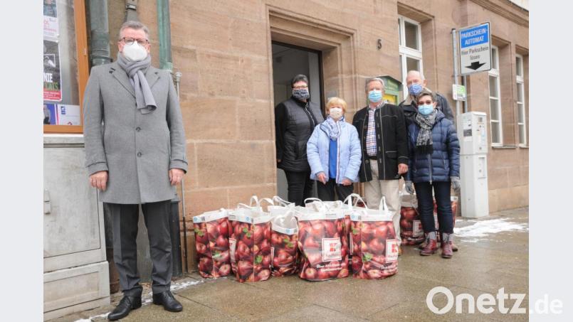 Bürgermeister Michael Göth (links) freute sich über die zahlreichen Tütenspenden mit Adelheid Donhauser (Sozialamt), Christa und Manfred Lilla sowie Lisa und Christian Nerlich von „Meine“ (von links). Bild: Joachim Gebhardt