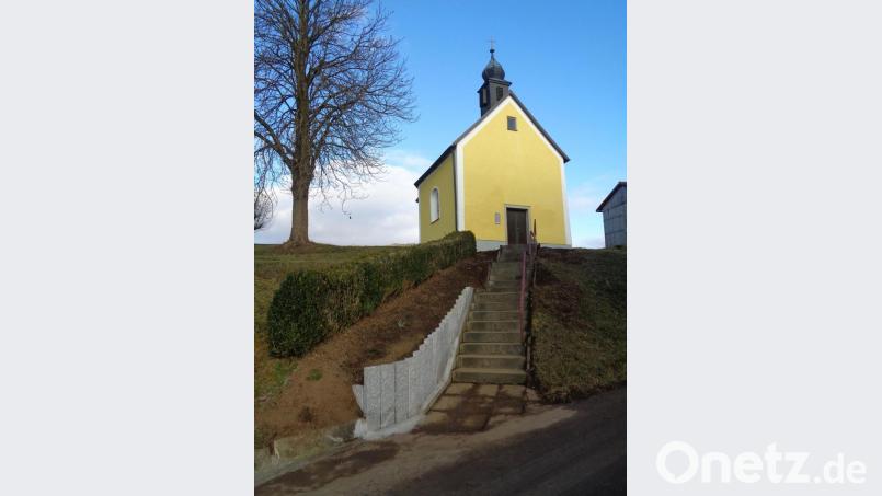 Der Aufgang zur Kapelle in Pondorf ist von den Familien Meindl und Frischmann neu gestaltet worden. Bild: amö