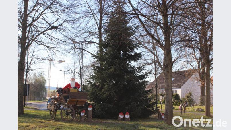 Der Nikolaus hat sich mit seiner Kutsche am Kreisel bei der Schwarzachtalhalle postiert. Bild: pko